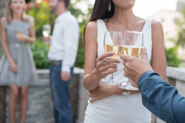 Couple boire et bavarder à la fête — Photo