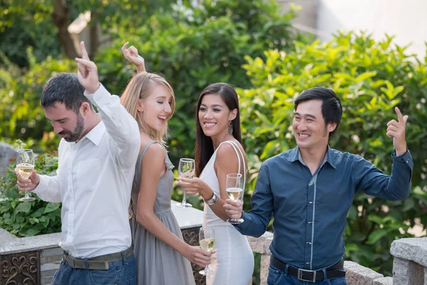 Amis dansant et buvant à la fête — Photo