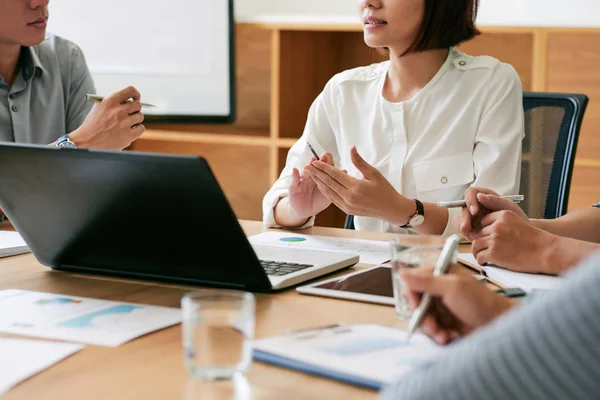 Equipe de negócios tendo reunião — Fotografia de Stock