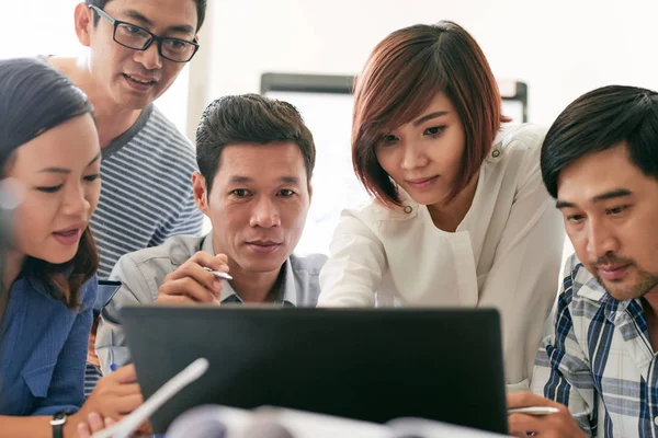 iş takım önünde laptop-in toplandı
