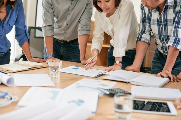 Geschäftsleute schauen auf Diagramme — Stockfoto