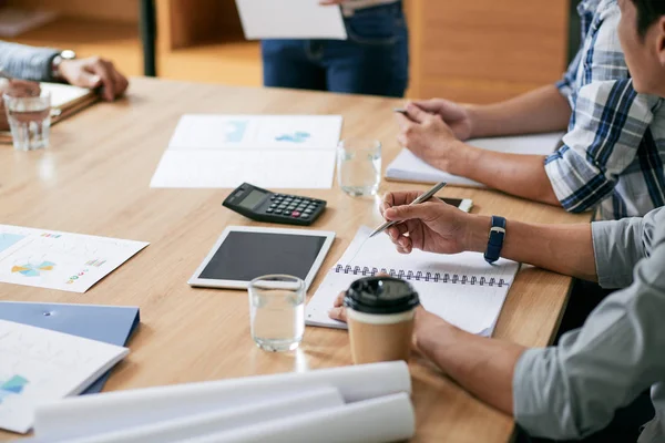 Mann arbeitet an digitalem Tisch — Stockfoto