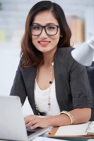 Geschäftsfrau arbeitet am Laptop — Stockfoto