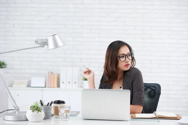 Empresária que trabalha no escritório — Fotografia de Stock