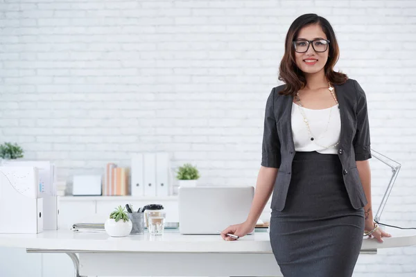 Business lady permanent op werkplek — Stockfoto