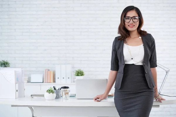 Dama de negocios de pie en el lugar de trabajo — Foto de Stock