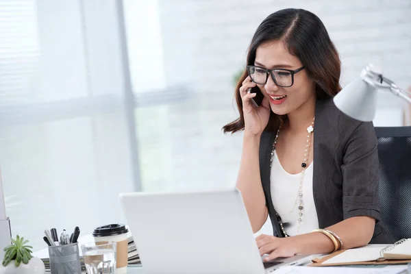 Business lady prata telefon — Stockfoto