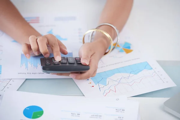 Female accountant calculating profit of company — Stock Photo, Image