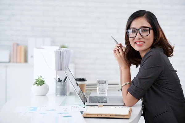 Business lady werkzaam in kantoor — Stockfoto