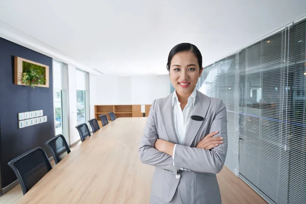Geschäftsfrau steht im Besprechungsraum — Stockfoto