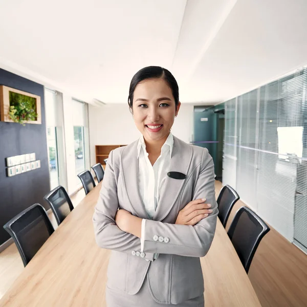 Ejecutivo de negocios sonriendo a la cámara — Foto de Stock