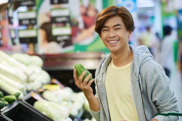 Хлопець купує фрукти в супермаркеті — стокове фото