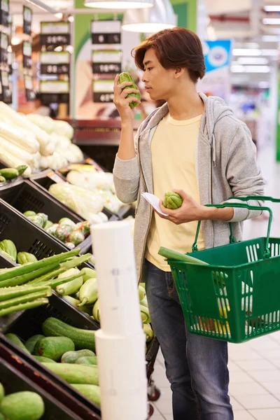 Hombre oliendo verduras —  Fotos de Stock