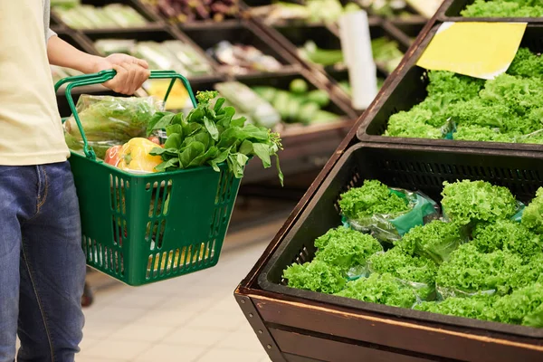 Cara de compras para verdes no supermercado — Fotografia de Stock