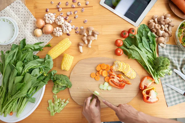 Person som förbereder ingredienser för soppa — Stockfoto