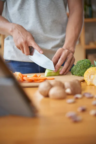 Uomo cucina a casa — Foto Stock