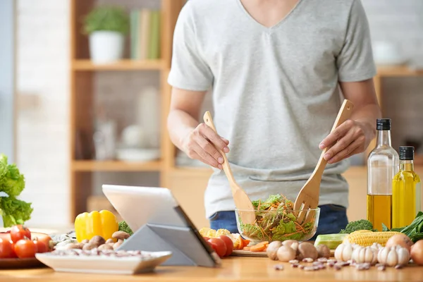 Homme mélangeant salade — Photo