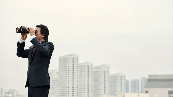 Business executive looking at city — Stock Photo, Image