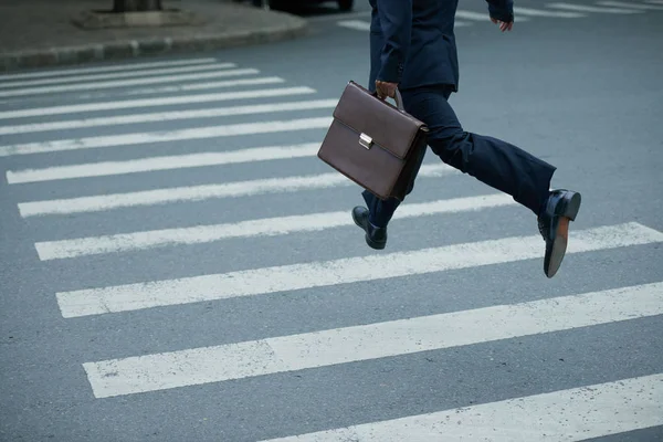 Businessman with briefcase hurry to cross road — Stock Photo, Image