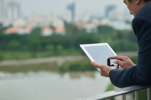 Biznesmen przy użyciu aplikacji na tablet — Zdjęcie stockowe