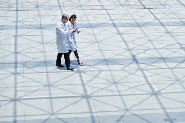 yürüyüş ve tıbbi konuları tartışmaya doktorlar