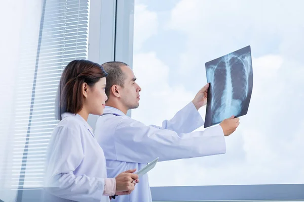 Médecins qui regardent la radiographie pulmonaire — Photo