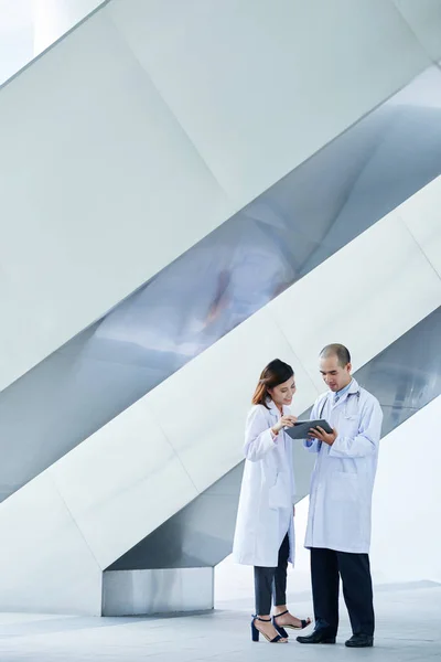 Coworkers discussing medical diagnosis — Stock Photo, Image