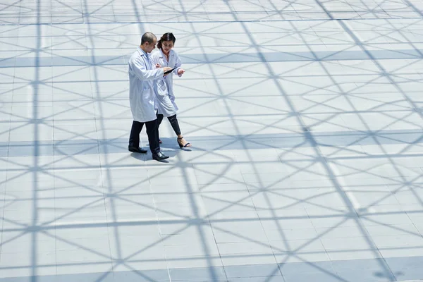 yürüyüş ve tıbbi konuları tartışmaya doktorlar