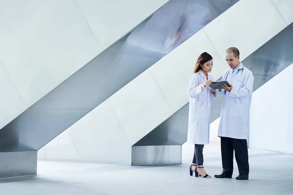 Doctors discussing case history — Stock Photo, Image