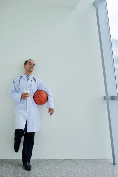 Γιατρός ονειρεύεται παίζοντας μπάσκετ — Φωτογραφία Αρχείου