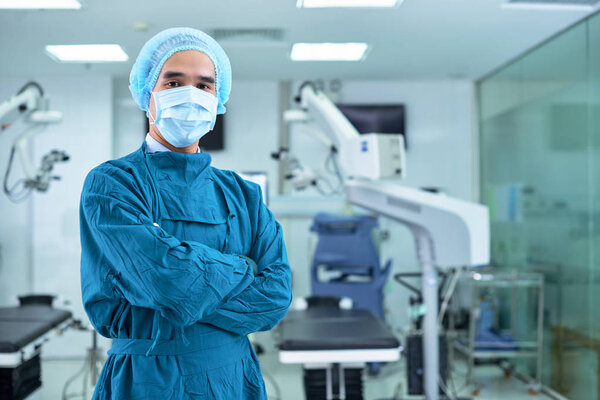 surgeon in uniform and mask