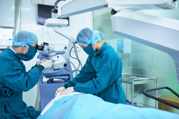 Cerrahlar hastanın görme üzerinde çalışma — Stok fotoğraf