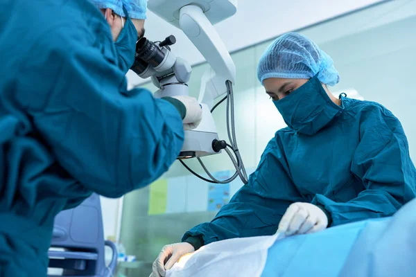Cerrahlar hasta üzerinde çalışma — Stok fotoğraf