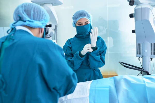 Verpleegkundige dragen rubber handschoenen — Stockfoto