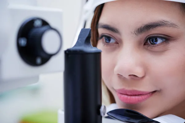 Mujer revisando la vista — Foto de Stock