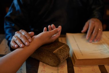 Hastanın nabzını kontrol Uygulayıcı