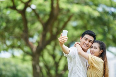 Dışarıda selfie çeken çift.