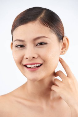 saf deri kameraya gülümseyen kadın