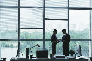 İş arkadaşları belgelerdeki bilgiler hakkında konuşmak