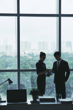 İş arkadaşları belgeyi tartışıyor