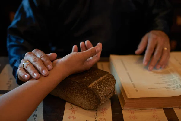 Praticien vérifiant le pouls du patient — Photo