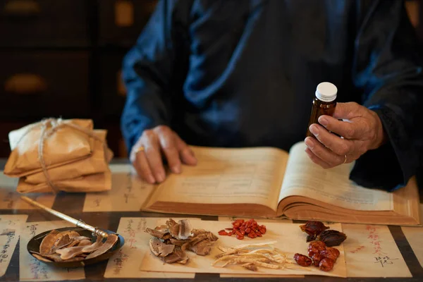 Practitioner giving medicine — Stock Photo, Image