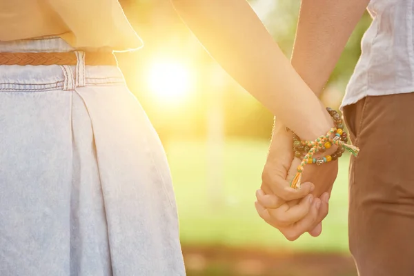 Coppia tenendosi per mano — Foto Stock