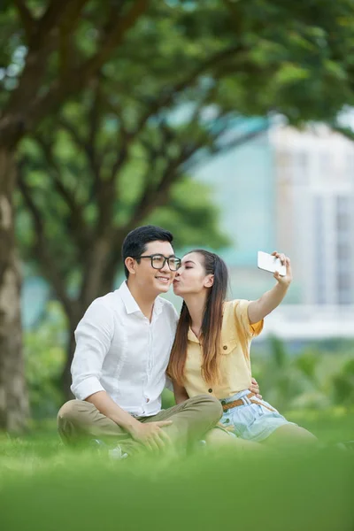 Pareja tomando selfie en parque —  Fotos de Stock