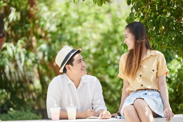 Casal desfrutando de data no parque — Fotografia de Stock