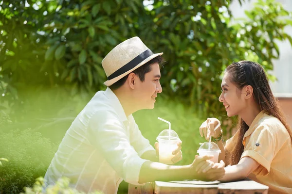 Casal desfrutando de batidos no café ao ar livre — Fotografia de Stock