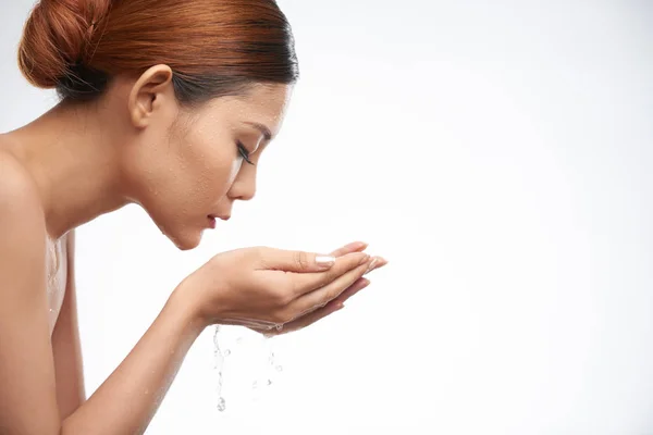 Mulher lavando rosto — Fotografia de Stock