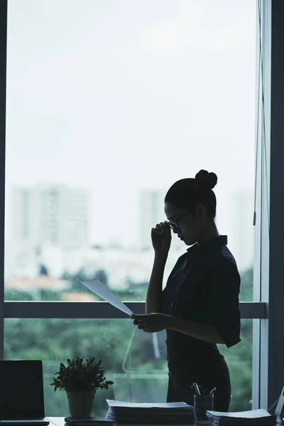 Senhora de negócios em óculos de leitura documento — Fotografia de Stock