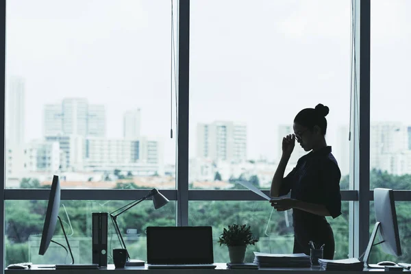 Empresária mulher leitura contrato de negócios — Fotografia de Stock