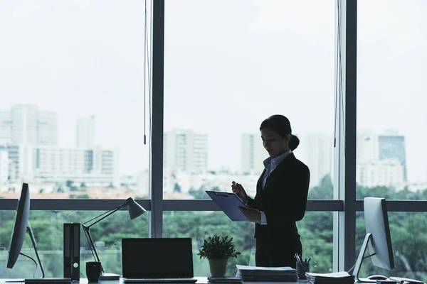 Business lady ondertekenen van documenten — Stockfoto